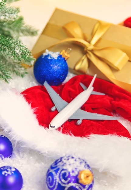 Schöner Weihnachtshintergrund mit Flugzeug. Selektiver Fokus. Feier.