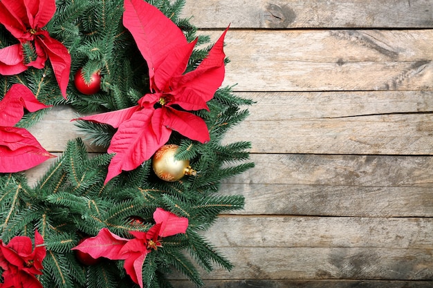 Schöner Weihnachtskranz auf Holztisch, Nahaufnahme