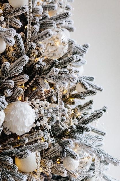 Foto schöner weihnachtsschmuck und geschenke unter dem weihnachtsbaum