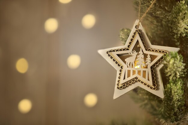 Foto schöner weihnachtsstern im inneren mit einem reh am weihnachtsbaum, lichter sind herum