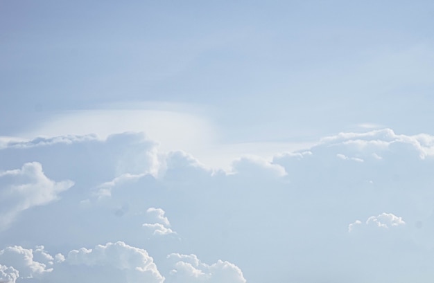 Schöner weißer flauschiger Wolkenhimmelhintergrund