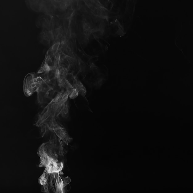 Schöner weißer Rauch auf schwarzem Hintergrund