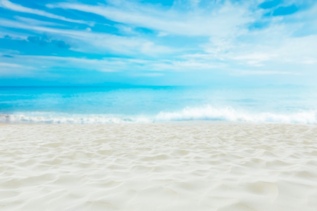 Schöner weißer Sandstrand mit blauem Himmel, Sommertraumziel.