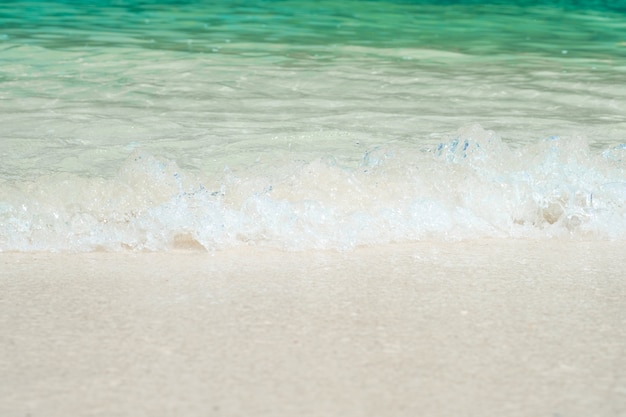 schöner weißer Sandstrand mit weicher Ozeanwelle in der Sommerzeit, Welle des blauen Meeres.
