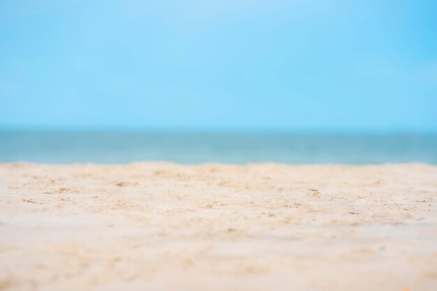 Schöner weißer Sandstrand und blauer Meereshimmelhintergrund