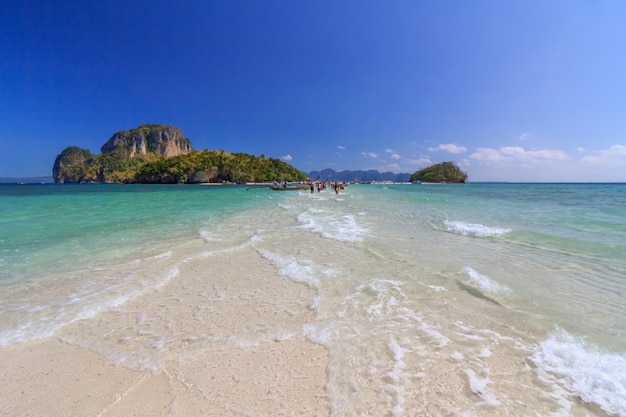 Schöner weißer Sandstrand und klarer Himmel bei Krabi Thailand