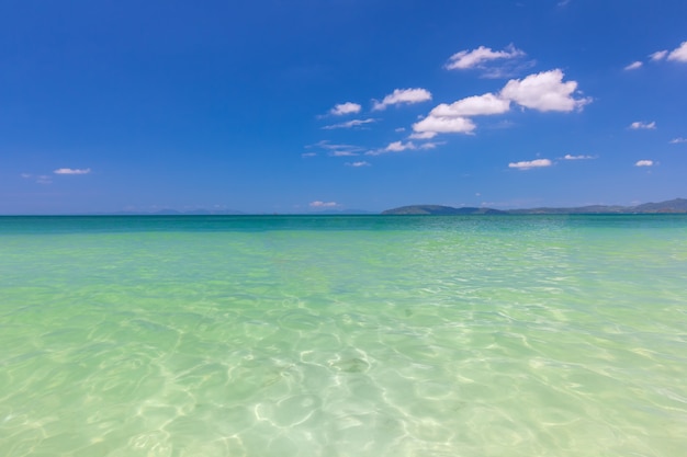 Schöner weißer Sandstrand und klarer Himmel bei Krabi Thailand