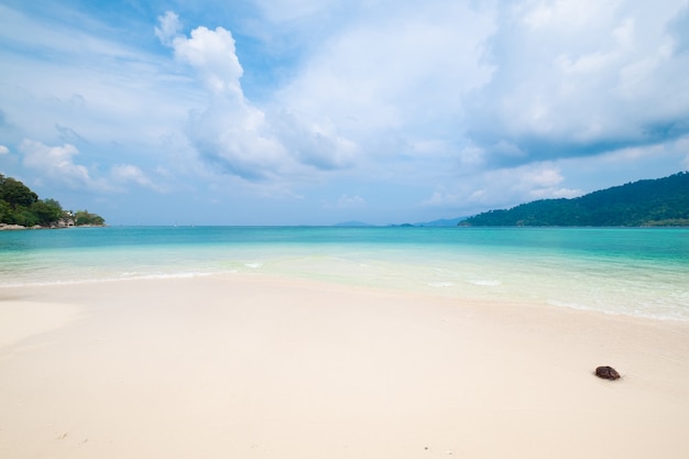 Schöner weißer Sandstrand