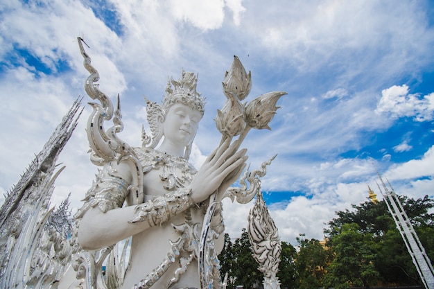 Schöner weißer thailändischer Tempel