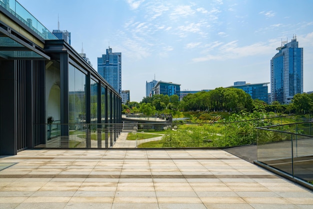 Schöner Wetland Park und urbane Skyline in Chongqing China