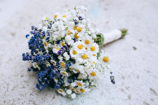 Schöner Wildblumenhochzeitsstrauß