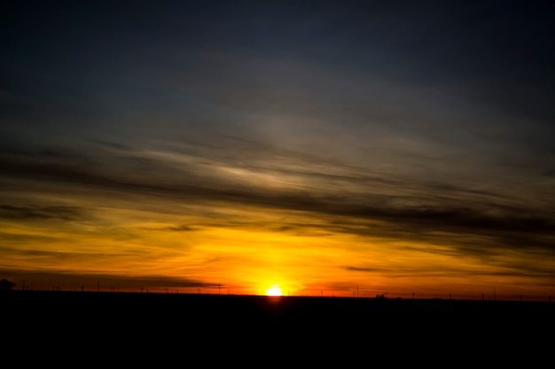 Schöner Wintersonnenuntergang auf den Feldern von Kasachstan