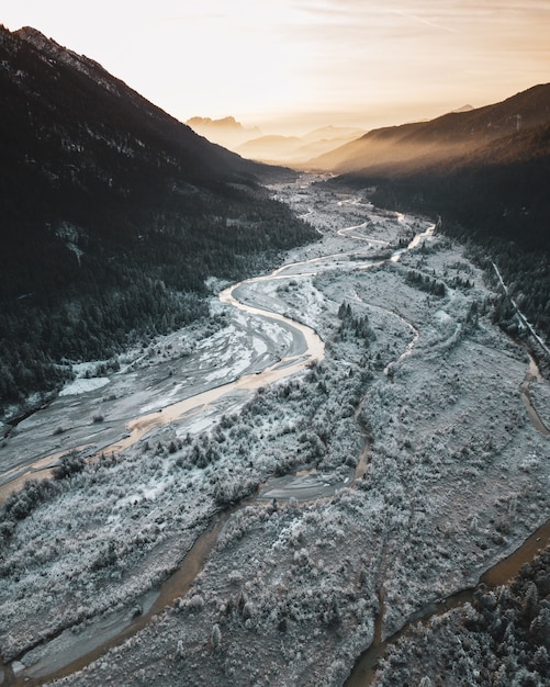 Schöner Wintersonnenuntergang in Deutschland River Valley in Bayern