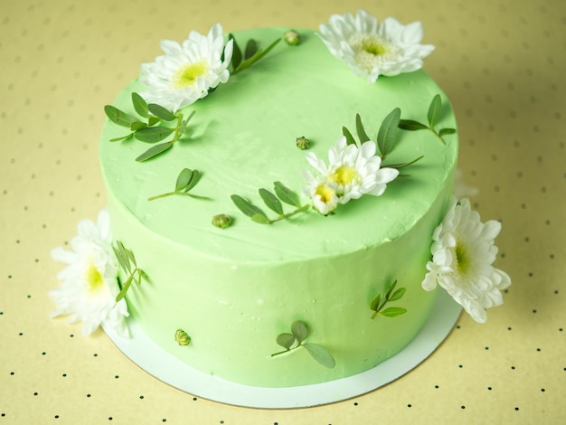 Schöner zarter und luftiger Kuchen mit frischen Blumen