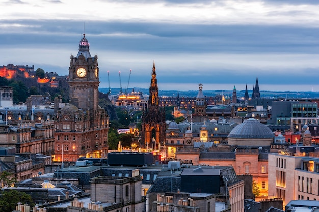 Schönes abendliches Stadtbild von Edinburgh in Schottland Nachtlichter