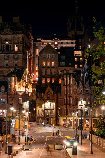 Schönes abendliches Stadtbild von Edinburgh in Schottland Nachtlichter