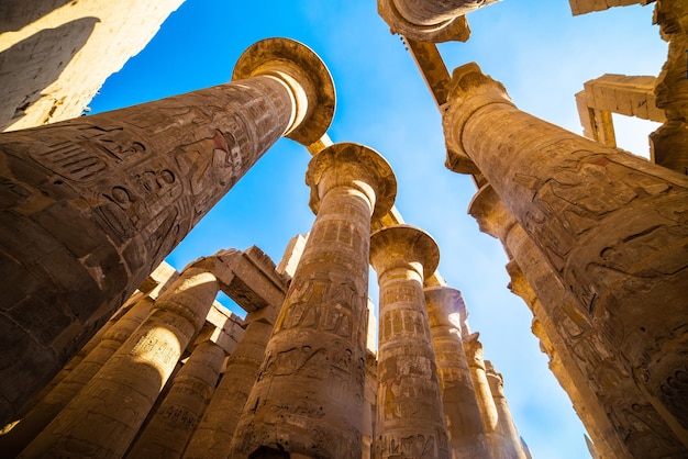 Schönes ägyptisches Wahrzeichen mit Hieroglyphen, verfallenen Tempeln, Obelisken, Türmen, Karnak