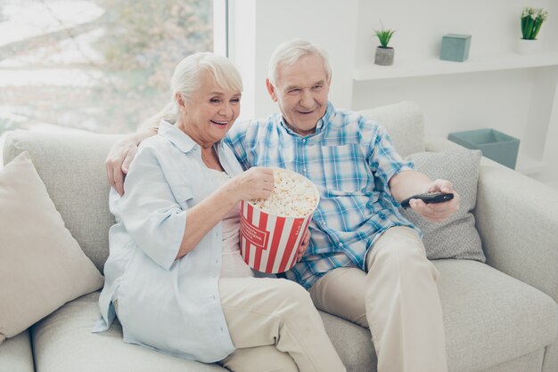 Schönes älteres Paar, das zusammen auf der Couch aufwirft