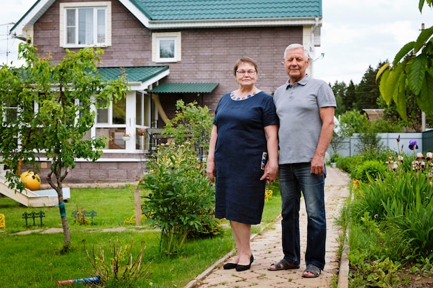 Schönes älteres Paar - reifer Mann und Frau in ihrem Haus