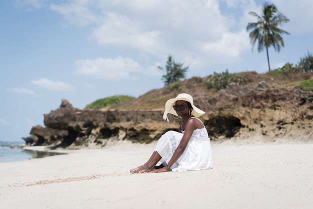 Schönes afroamerikanisches Mädchen am Meeresstrand