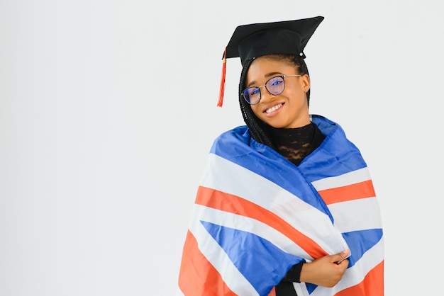 Schönes afroamerikanisches Mädchen mit Flagge von Großbritannien als Hintergrund. Englisch lernen