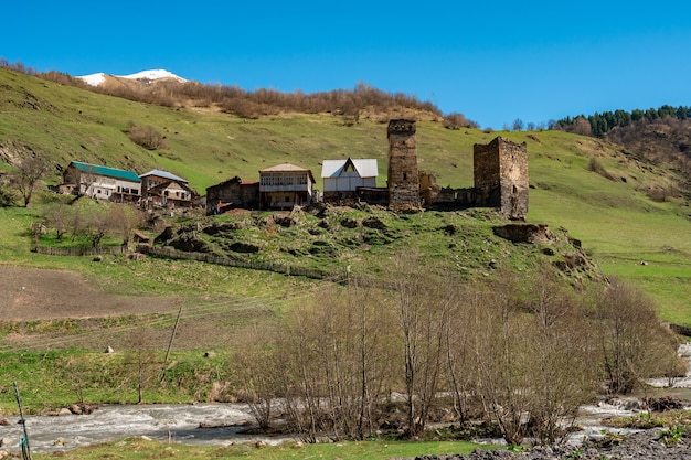 Schönes altes Dorf Davberi mit seinen Svan Towers