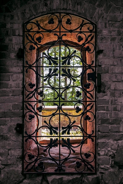 Schönes altes Fenster mit geschmiedeten Stäben