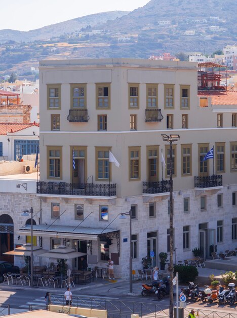 Foto schönes altes gebäude im hafen von ermoupolis syros insel griechenland