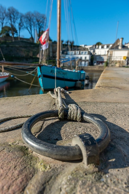 Schönes altes Segelboot im Hafen von Saint Goustan, Bretagne