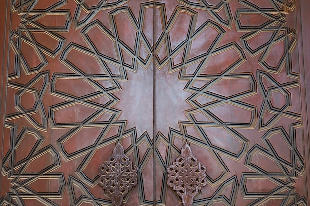 Schönes arabisches Muster der Moschee-Holztür in Manama