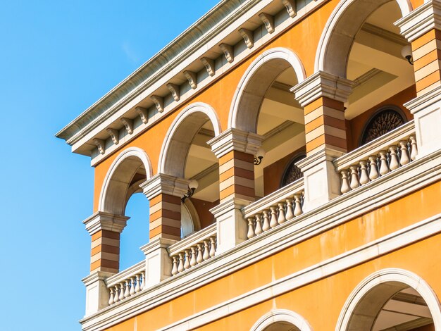 Schönes Architekturgebäude mit Fensteräußerem