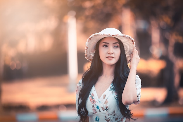 Schönes asiatisches Frauenmädchen-Porträtprofil und Lächeln in der Garten instagram Bildart