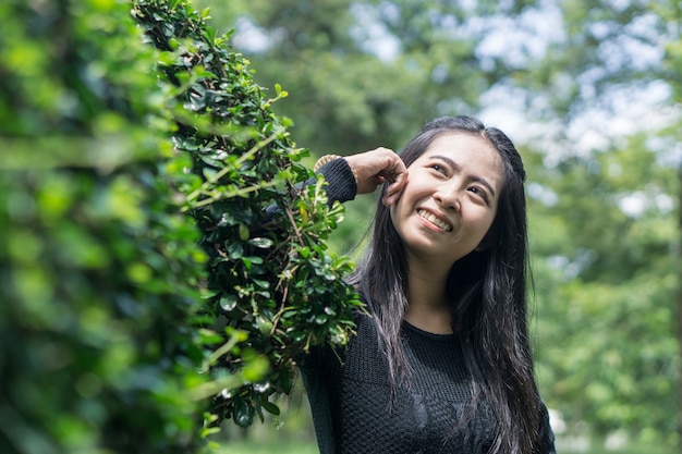 Schönes asiatisches Mädchen im Park, schöne junge Asien-Frau im Garten.