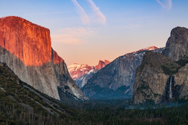 Schönes Aussehen des Yosemite-Tals gegen den Himmel bei Sonnenuntergang