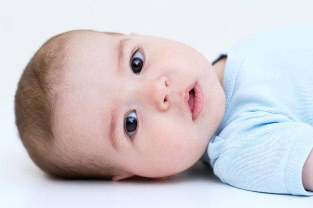 Schönes Baby auf weißem Hintergrund