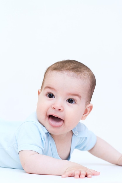 Schönes Baby auf weißem Hintergrund