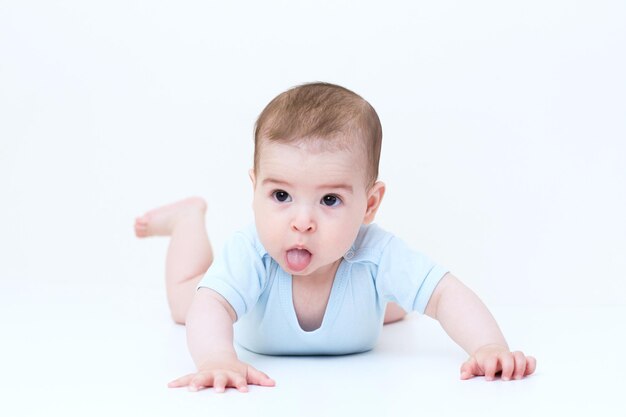 Schönes Baby auf weißem Hintergrund