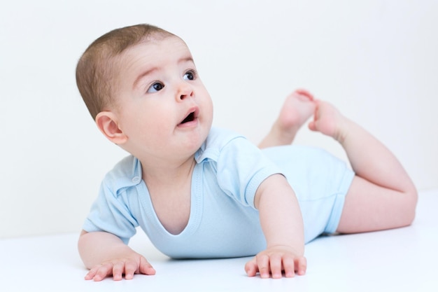 Schönes Baby auf weißem Hintergrund