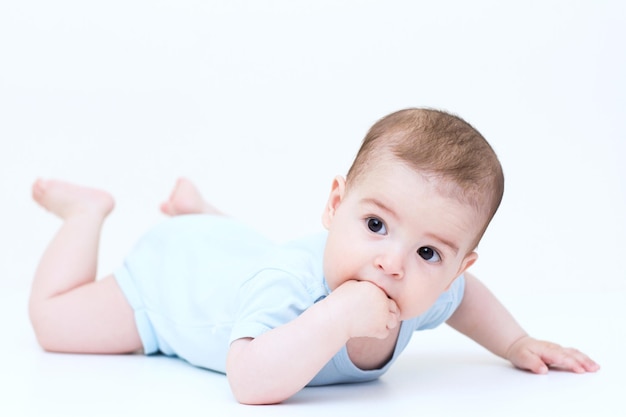 Schönes Baby auf weißem Hintergrund