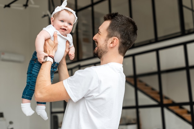 Schönes Baby und ihr junger Vater