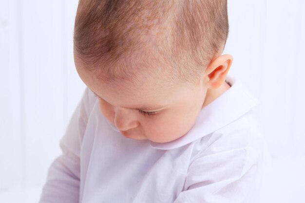 Schönes Babyporträt auf weißem Hintergrund