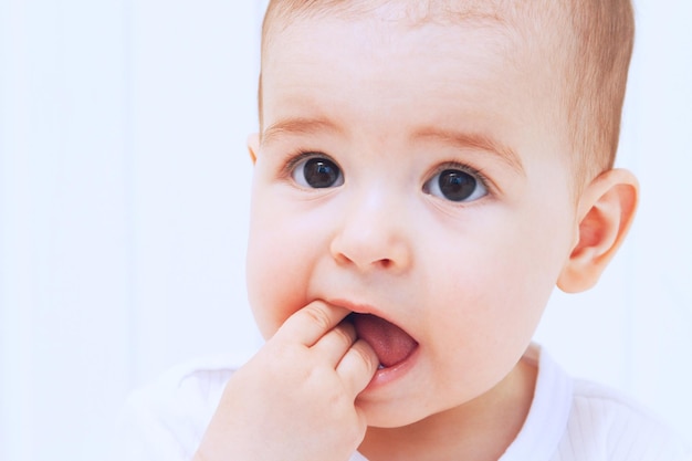 Schönes Babyporträt auf weißem Hintergrund