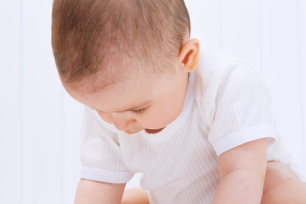 Schönes Babyporträt auf weißem Hintergrund