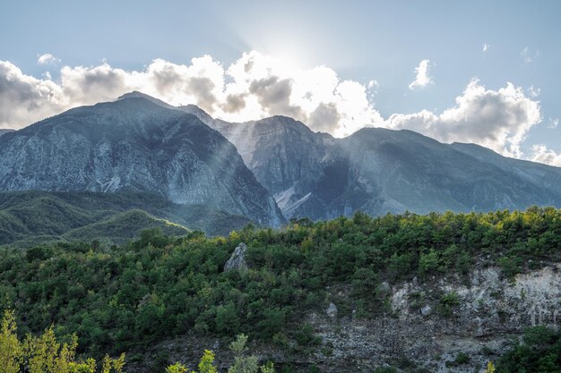 Schönes Bergtal mit sanften Hügeln und landwirtschaftlichen Feldern