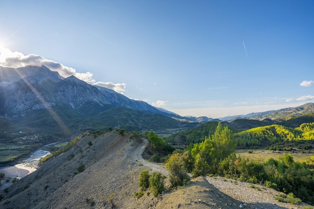 Schönes Bergtal mit sanften Hügeln und landwirtschaftlichen Feldern