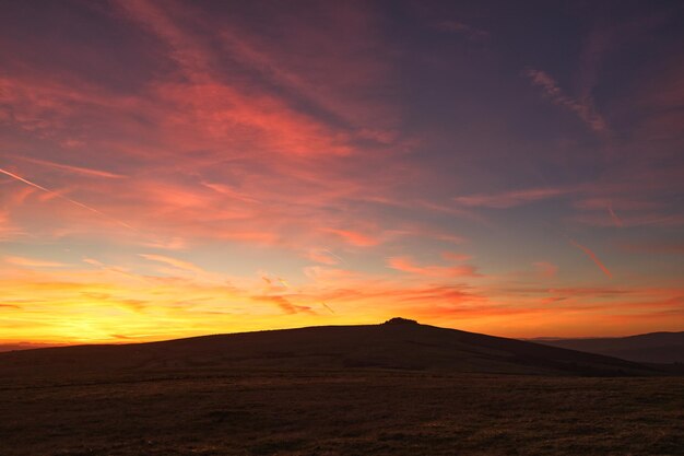 Foto schönes bild der silhouette-landschaft gegen den himmel beim sonnenuntergang