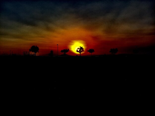 Foto schönes bild des silhouettenfeldes vor dem dramatischen himmel