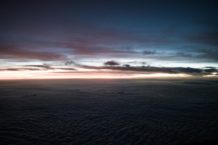 Foto schönes bild des wolkenlandes beim sonnenuntergang