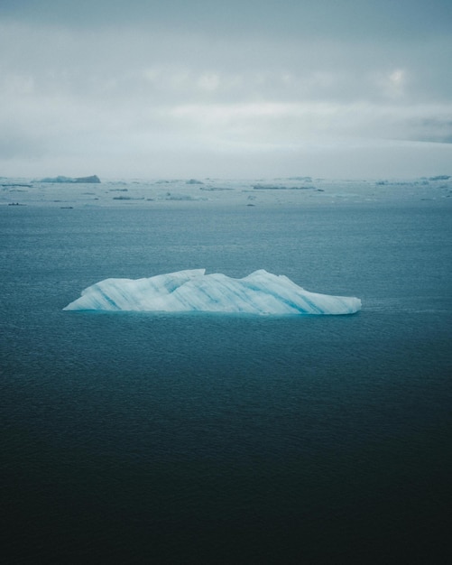 Schönes Bild eines Eisbergs im Meer gegen den Himmel