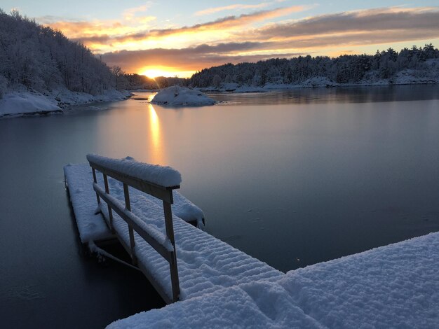 Foto schönes bild eines gefrorenen sees vor dem himmel bei sonnenuntergang